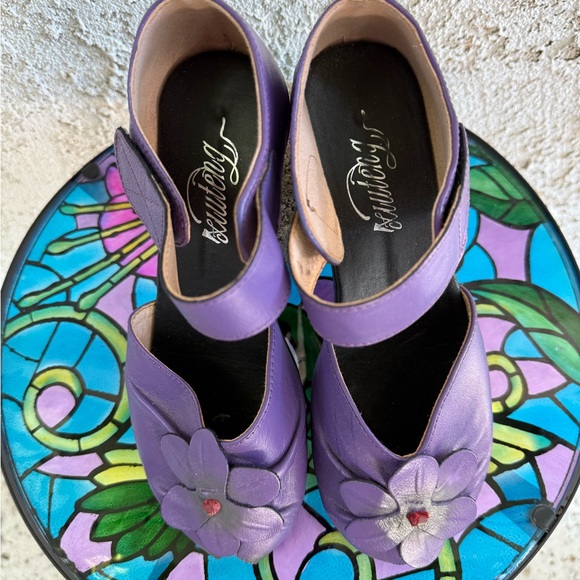 Delightful Size 8 Leather Purple Peep Toe 1.5inch heels with Floral Accent - Picture 3 of 7